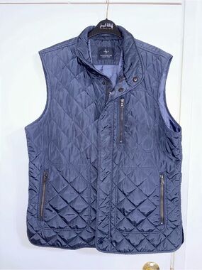 Tailorbyrd Collection men's vest features a distinct diamond-quilted Large